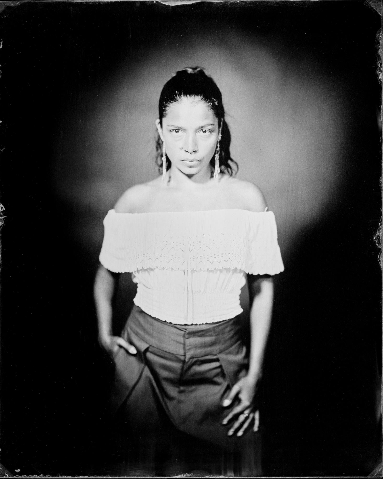 Schwarz-Weiß-Porträt von Tamara Flores