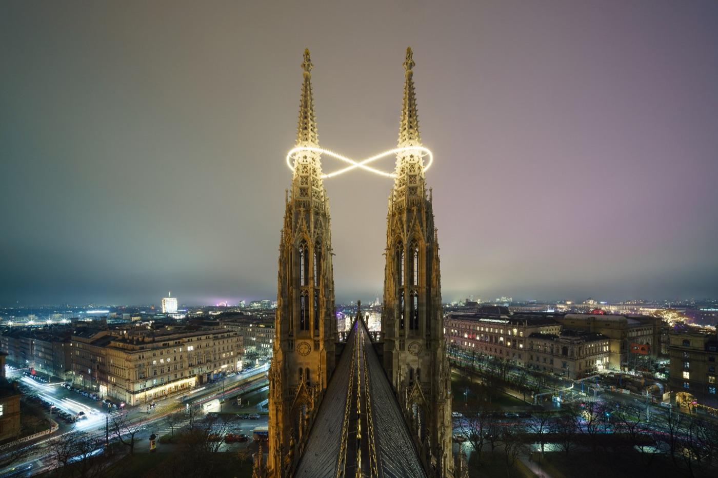 Lichtinstallation INFINITY von Billi Thanner an der Votivkirche